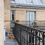 Walk-through apartment - near Sacré-Cœur